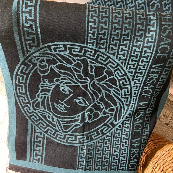 Authentic versace scarf, in very good condition as you can see in pics & video - Picture 3 of 8